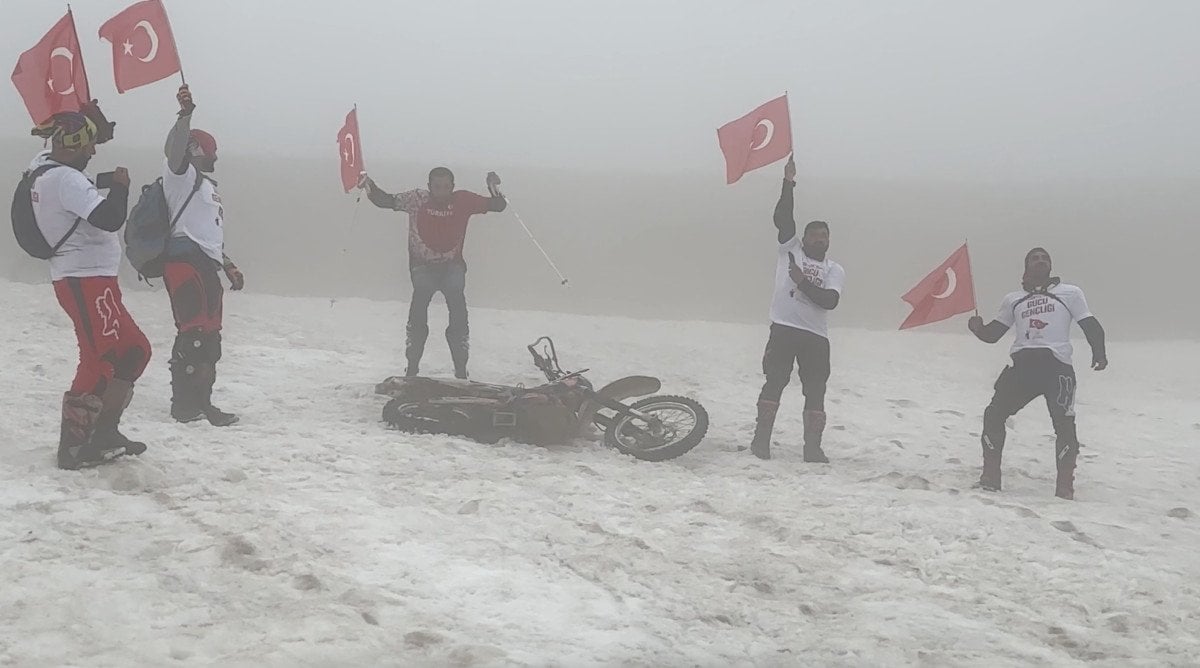 Dağa Tırmanan Motosiklet Kulübü Üyelerinden Anlamlı Gösteri