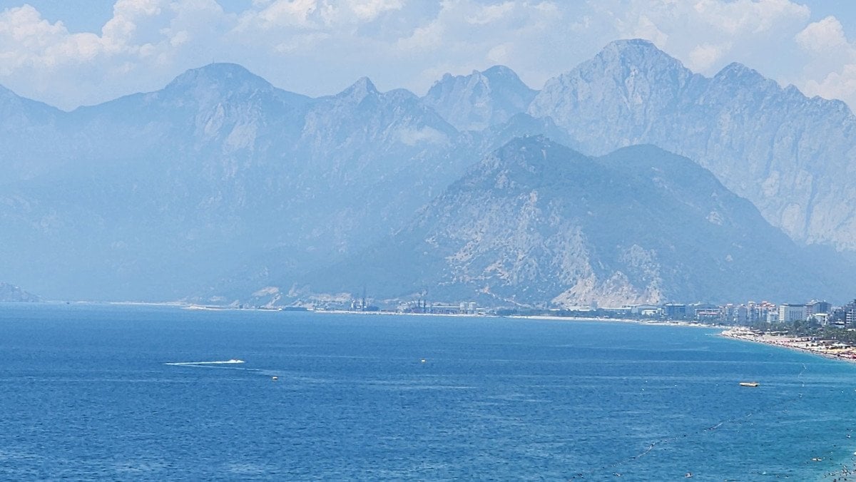 Antalya'da Hava Durumu ve Tatilcilerin Deniz Keyfi