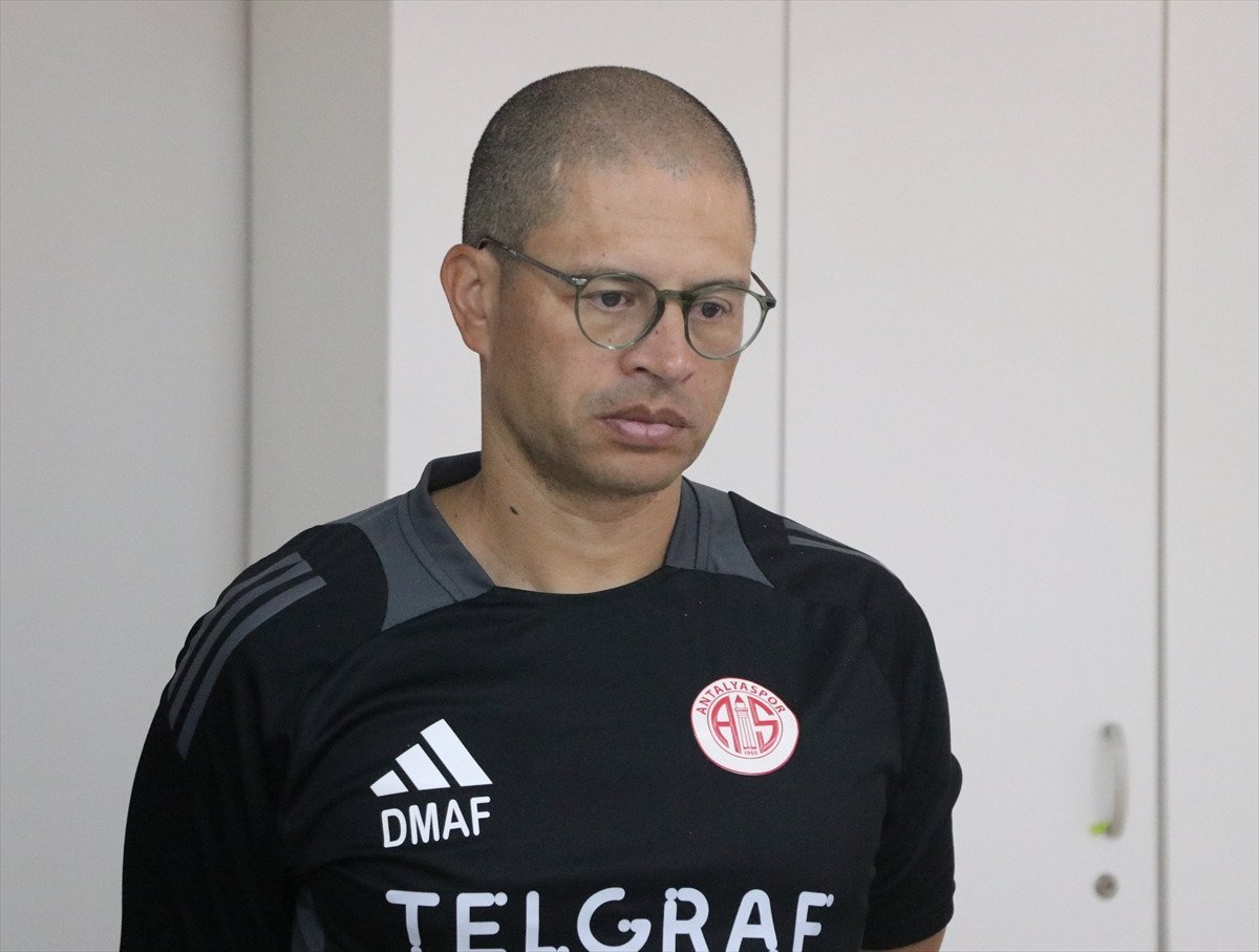 Antalyaspor Teknik Direktörü Alex de Souza'dan Burdur'daki Kadınlara Jest