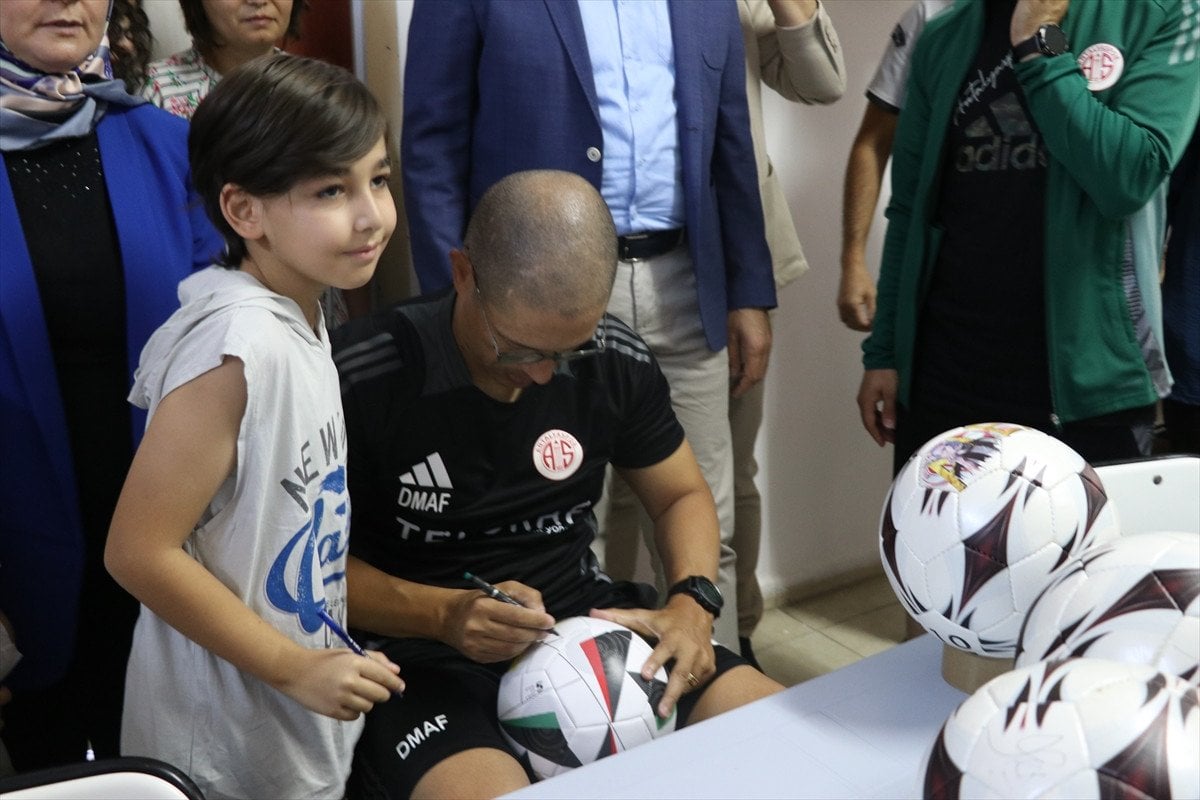 Antalyaspor Teknik Direktörü Alex de Souza'dan Burdur'daki Kadınlara Jest