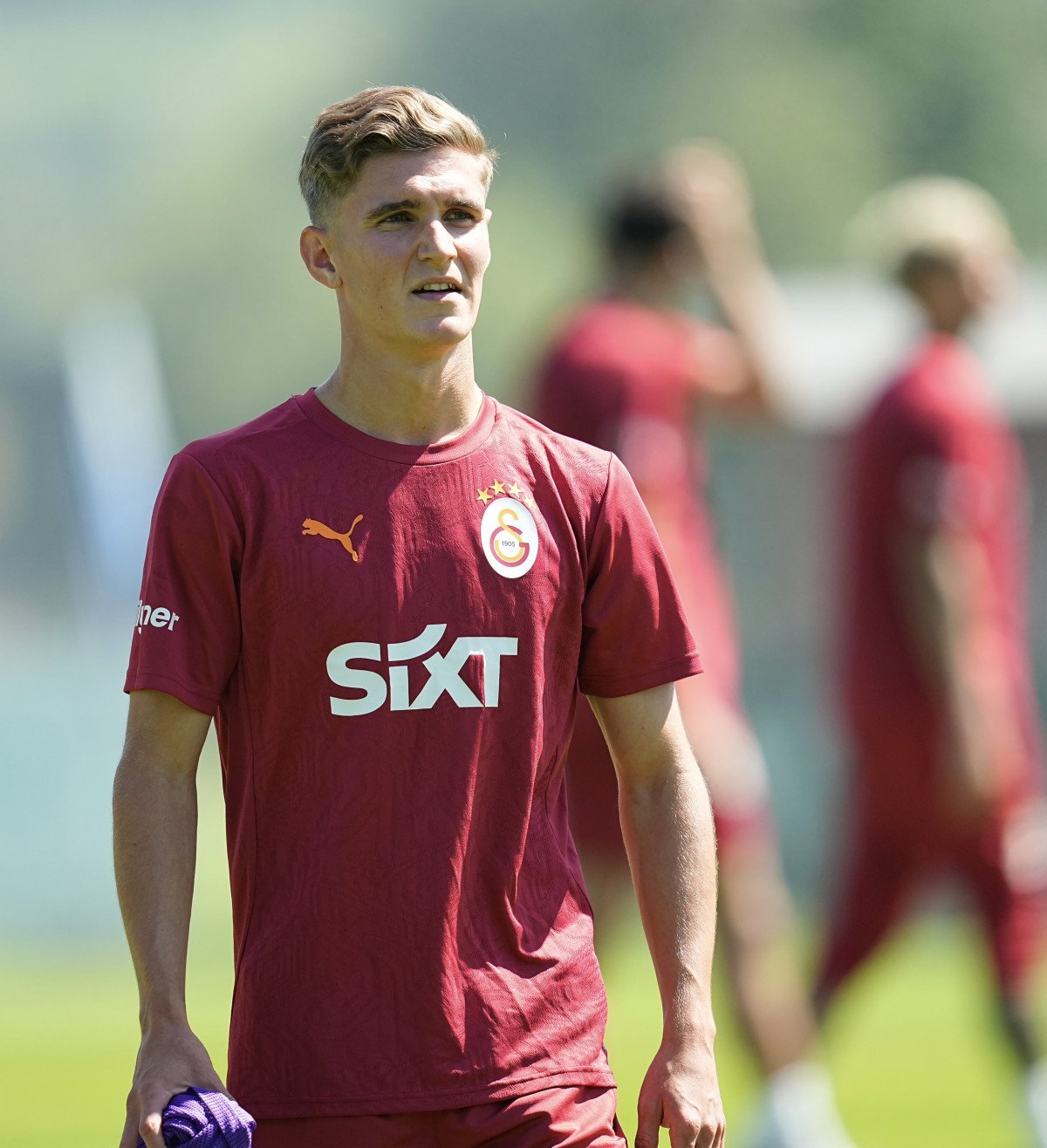 Elias Jelert, Galatasaray ile Resmi İmzasını Attı