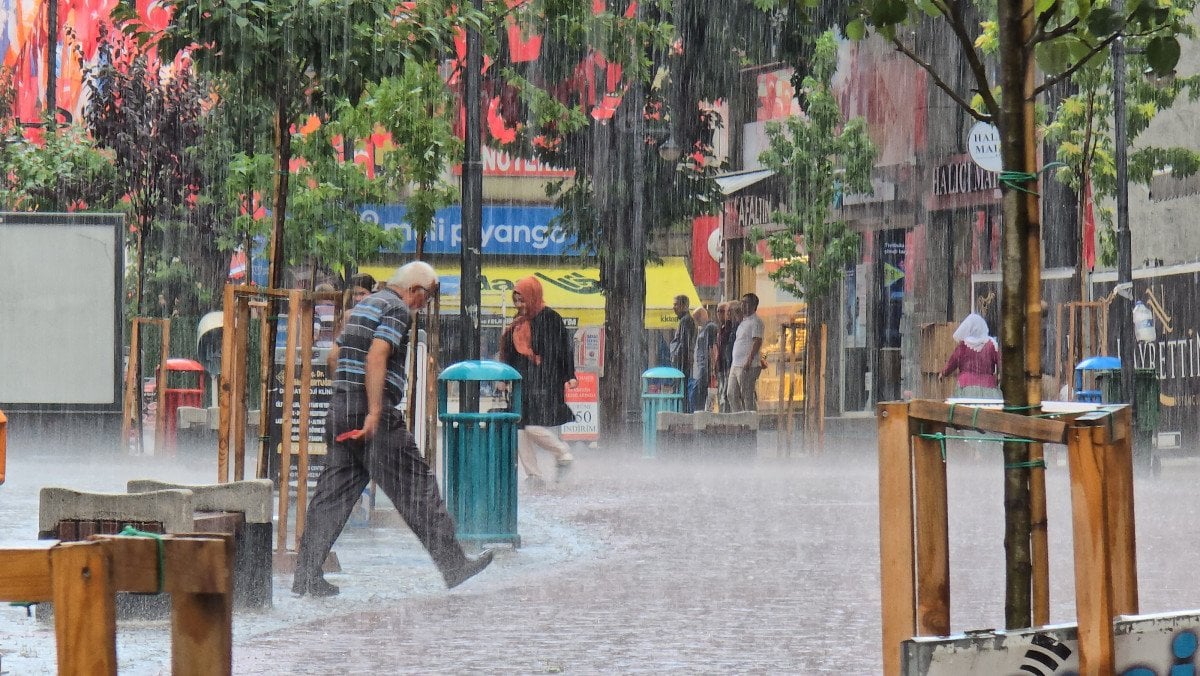 İHA: Karabük'te Aniden Bastıran Sağanak Yağış