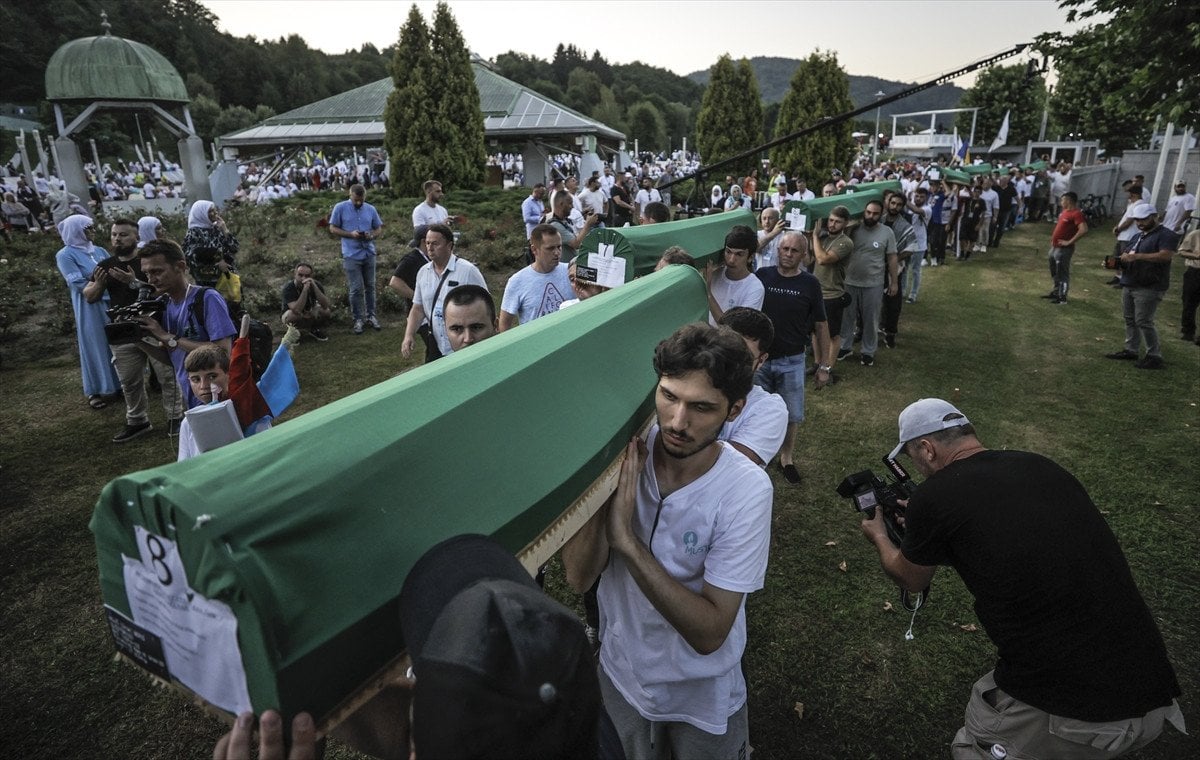 Srebrenitsa Katliamı: İnsanlığın Ölüp Günü