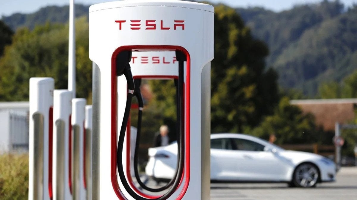 Tesla Supercharger İstasyonlarında Şarj Süresi Hızlandırma Yöntemi