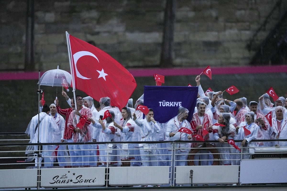 Türk Sporcuların Paris 2024 Olimpiyat Oyunları Kıyafetleri Üzerine Tartışmalar