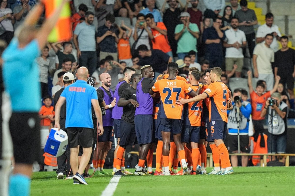 Başakşehir, UEFA Avrupa Konferans Ligi'nde Play-Off Turu'na Yükseldi