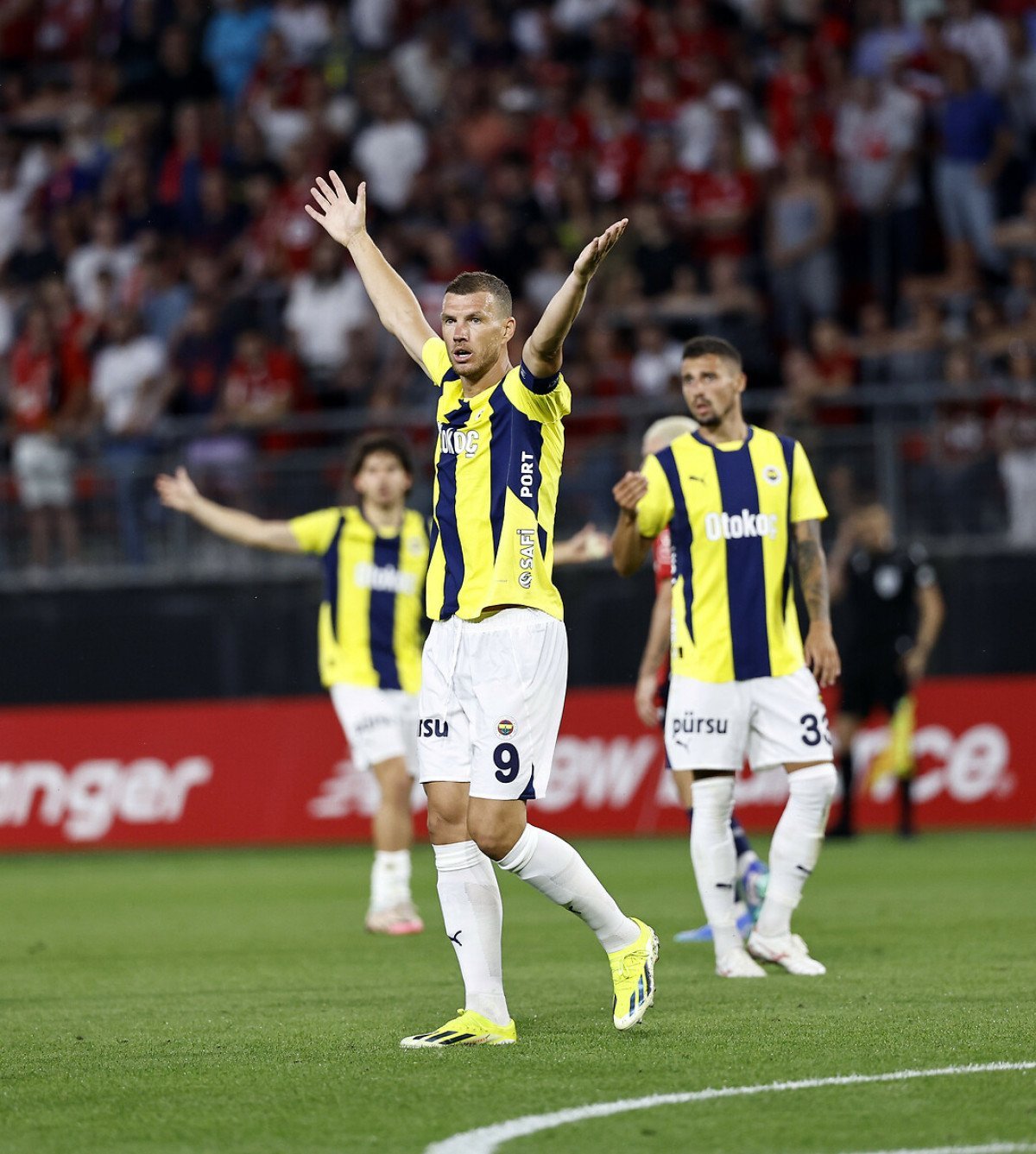 Edin Dzeko Fenerbahçe'yi Sırtlıyor