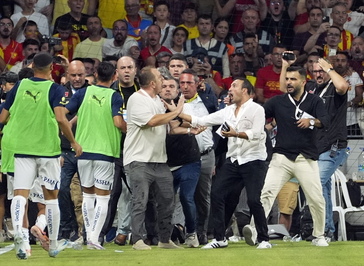 Göztepe ve Fenerbahçe Maçında Olaylar: 2-2 Eşitlik ve PFDK Sevkleri