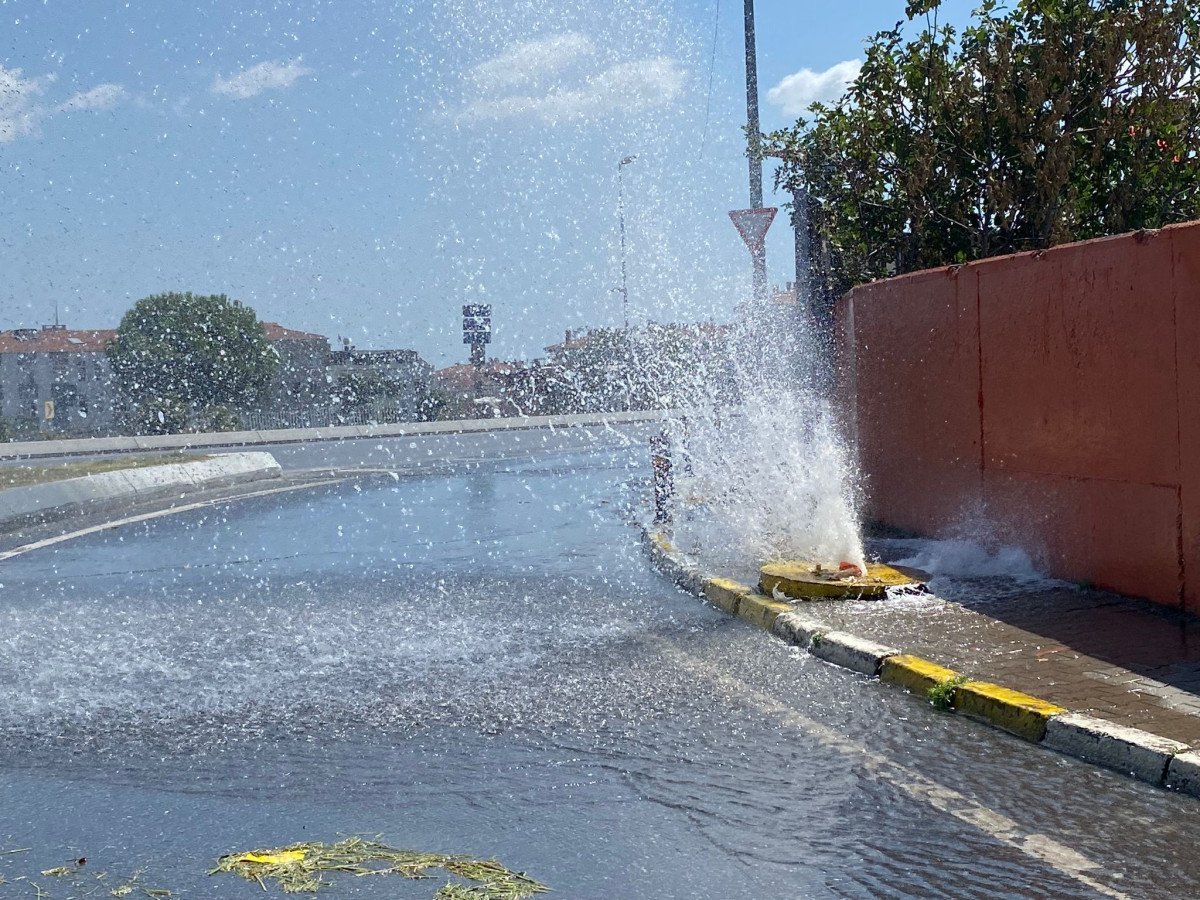 İstanbul'da Ana Su Hattı Patladı, Cadde Su Altında Kaldı