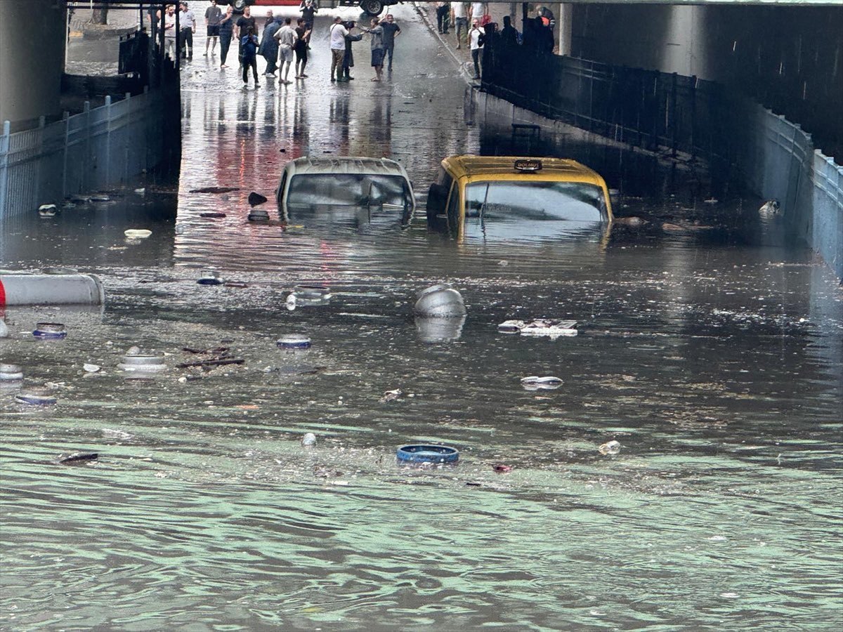 İstanbul'da Sağanak Yağış Hayatı Felç Etti