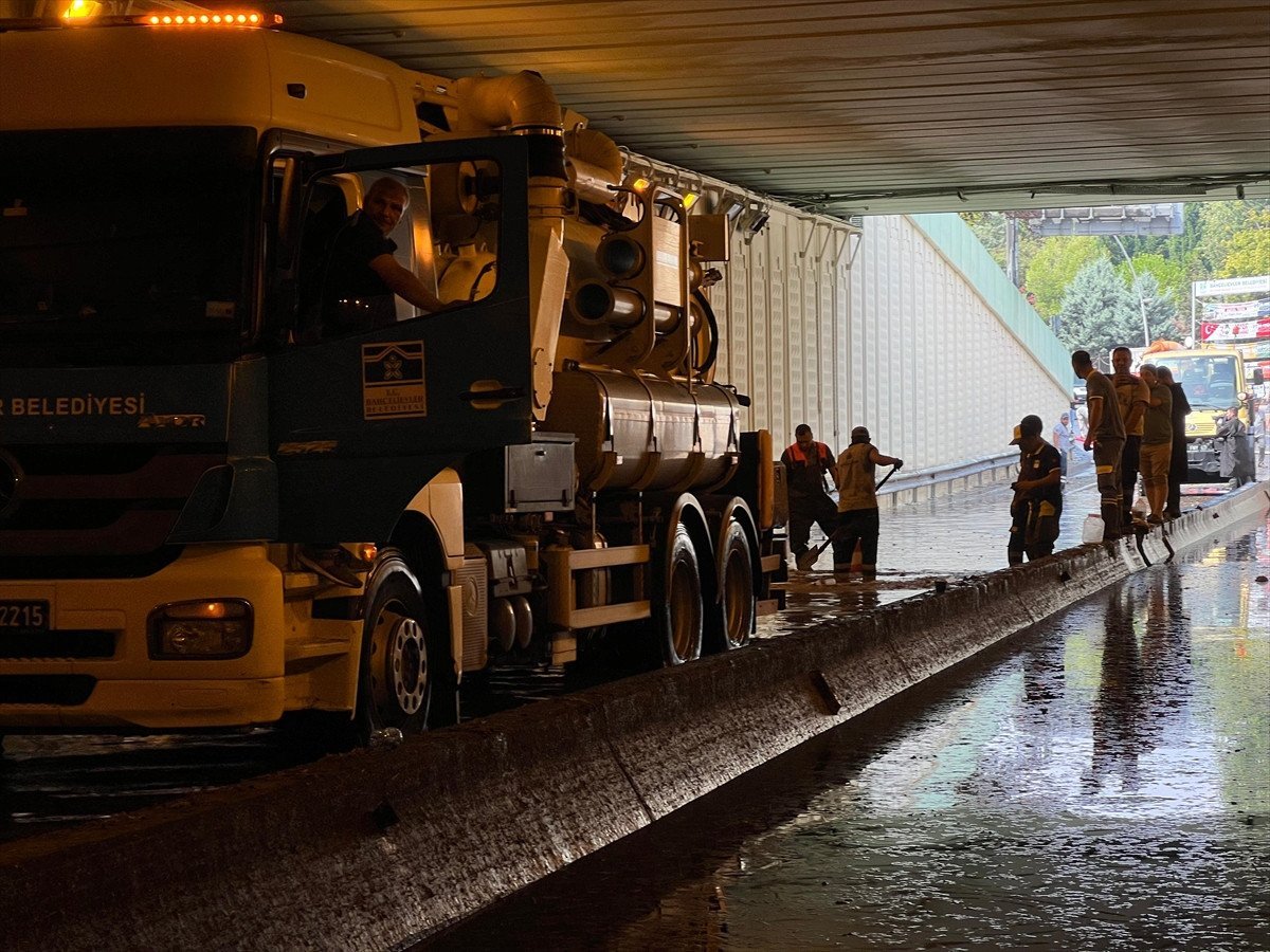 İstanbul'da Sağanak Yağış Felakete Yol Açtı