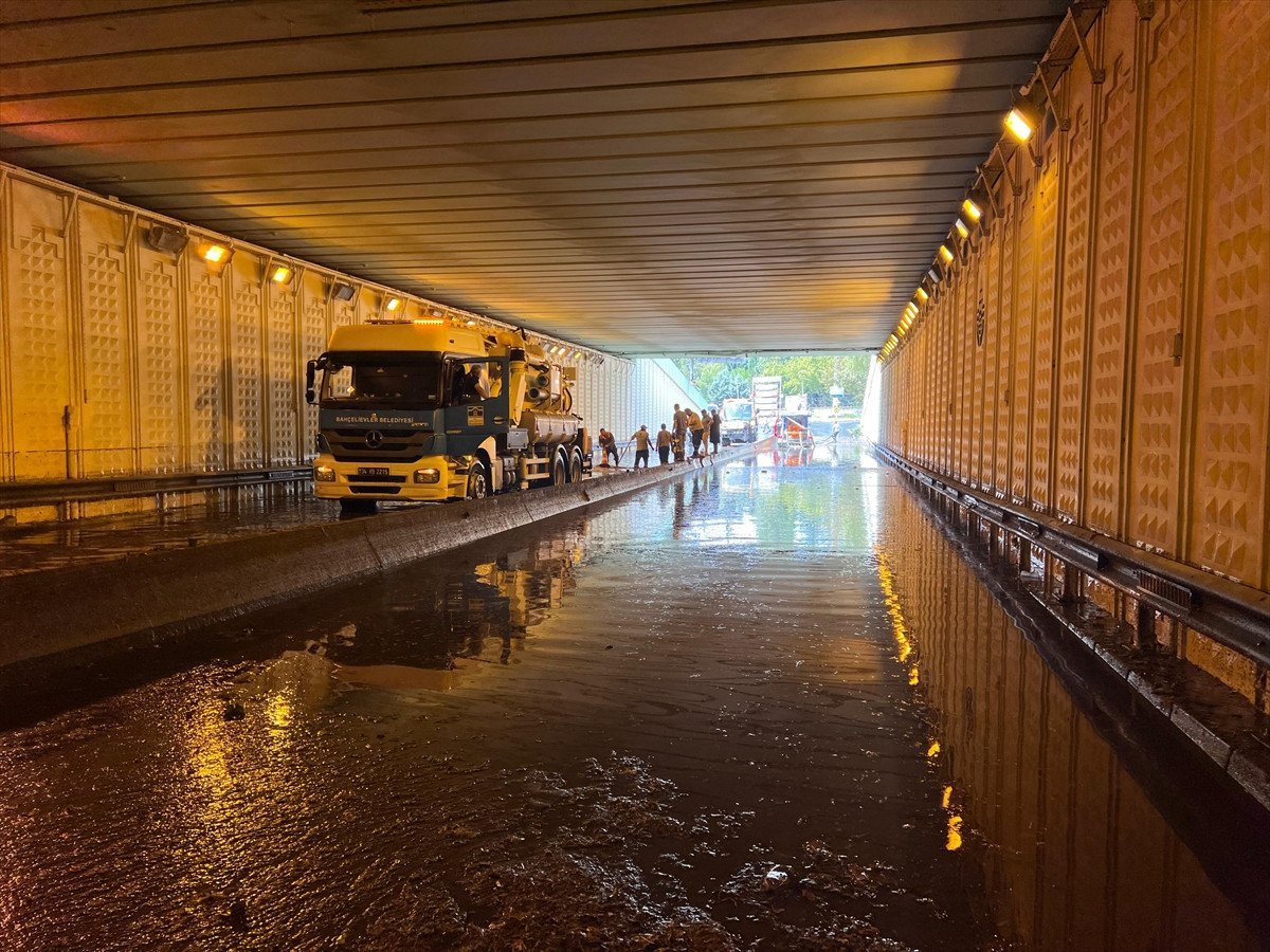 İstanbul'da Sağanak Yağış Felakete Yol Açtı