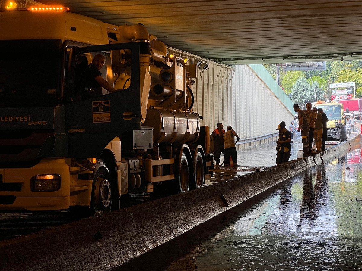 İstanbul'da Sağanak Yağış Felakete Yol Açtı