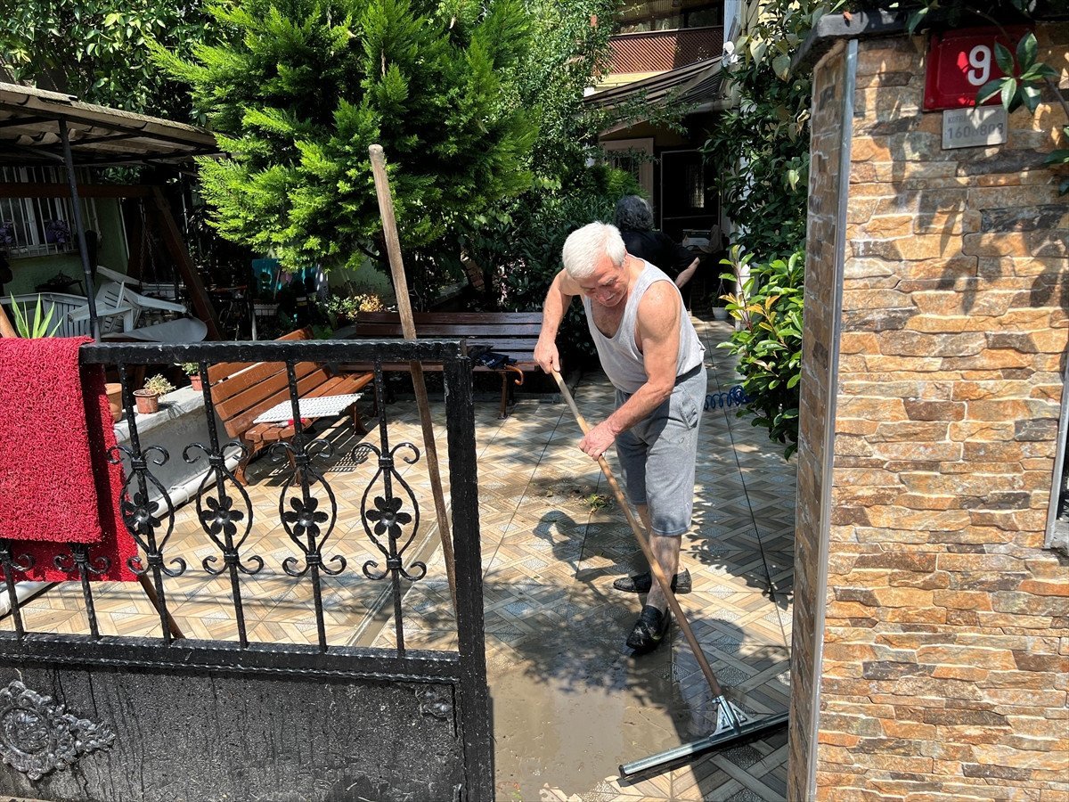 İstanbul'da Sağanak Yağış Felakete Yol Açtı