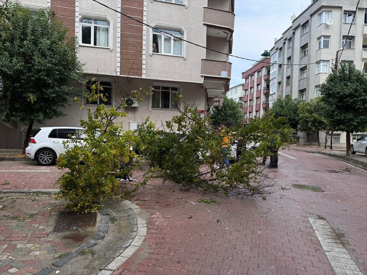 İstanbul'da Sağanak Yağış Felakete Yol Açtı