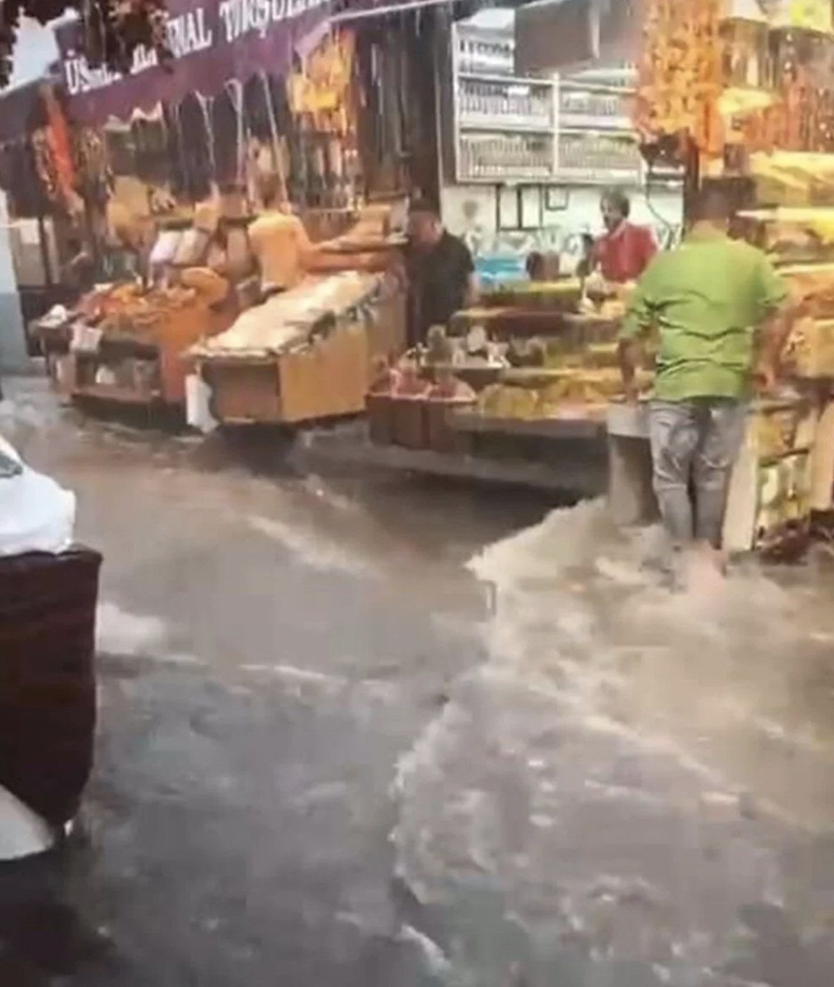 İstanbul'da Sağanak Yağış Etkili Olmaya Devam Ediyor