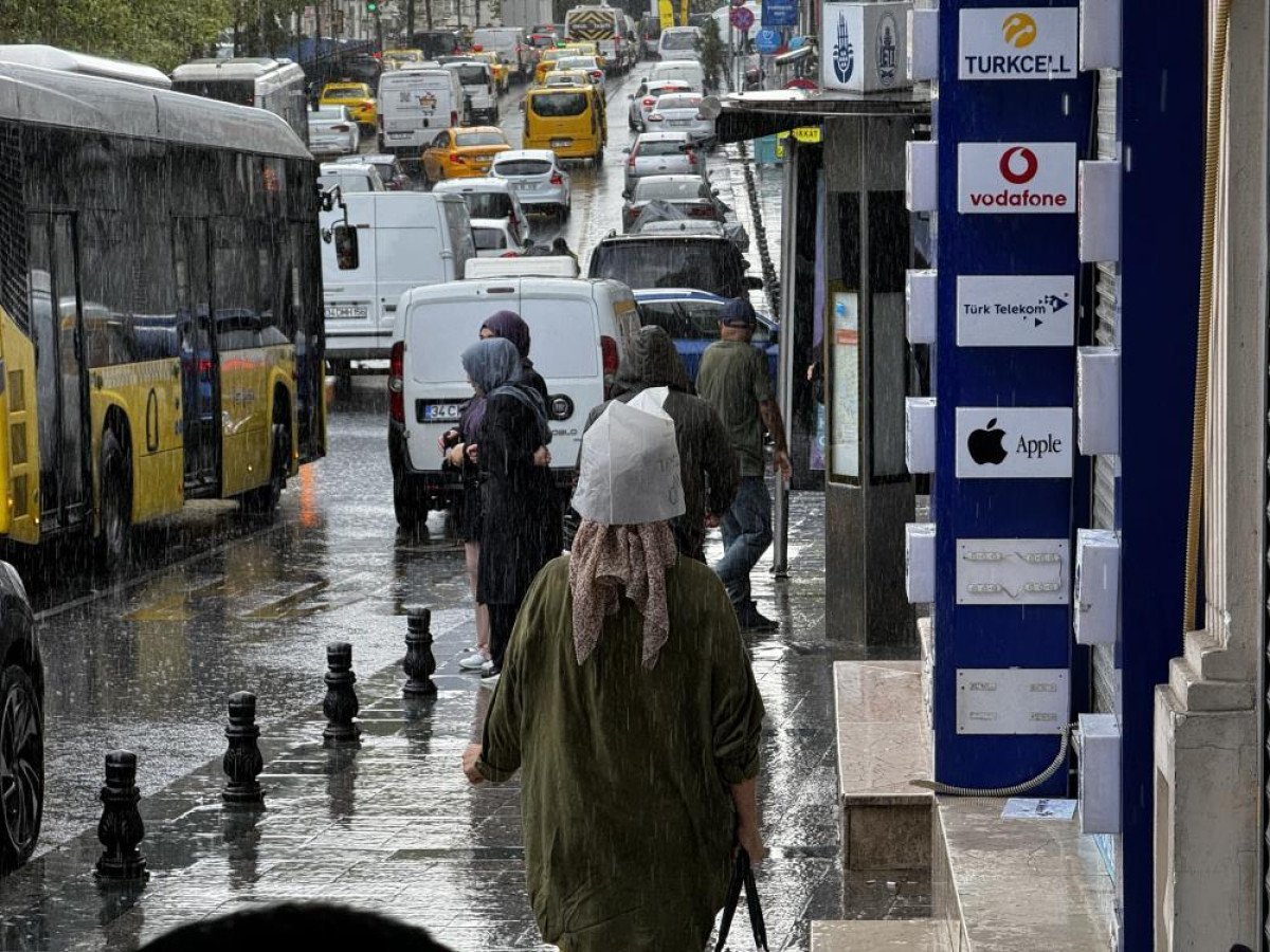 İstanbul'da Sağanak Yağış Hayatı Olumsuz Etkiledi