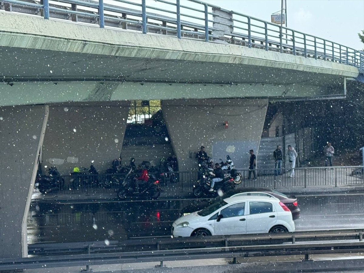 İstanbul'da Sağanak Yağış Hayatı Olumsuz Etkiledi