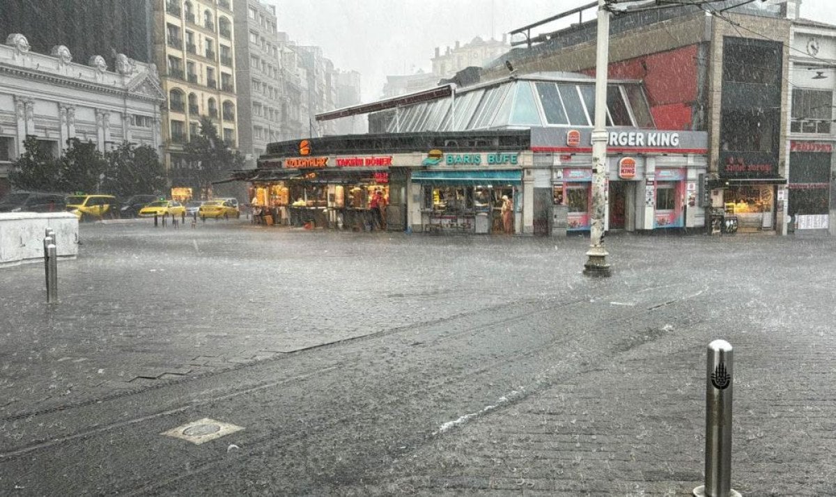 İstanbul'da Sağanak Yağış Hayatı Olumsuz Etkiledi