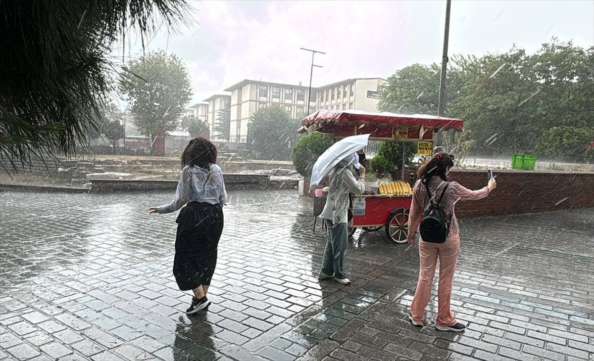 İstanbul'da Sağanak Yağış Hayatı Olumsuz Etkiledi