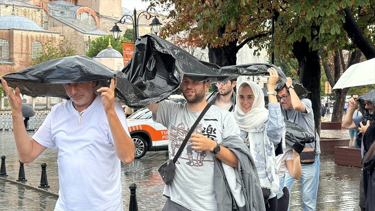 İstanbul'da Sağanak Yağış Hayatı Olumsuz Etkiledi