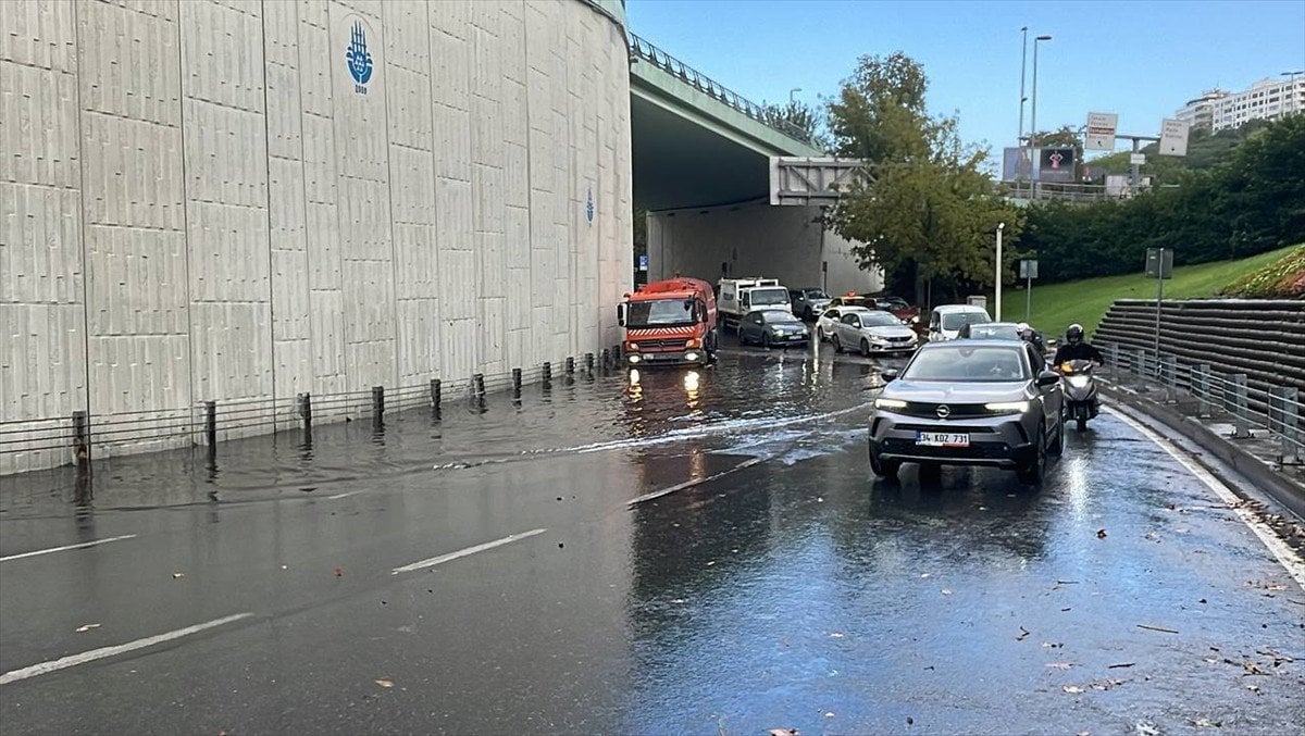 İstanbul'da Sağanak Yağış Hayatı Olumsuz Etkiledi