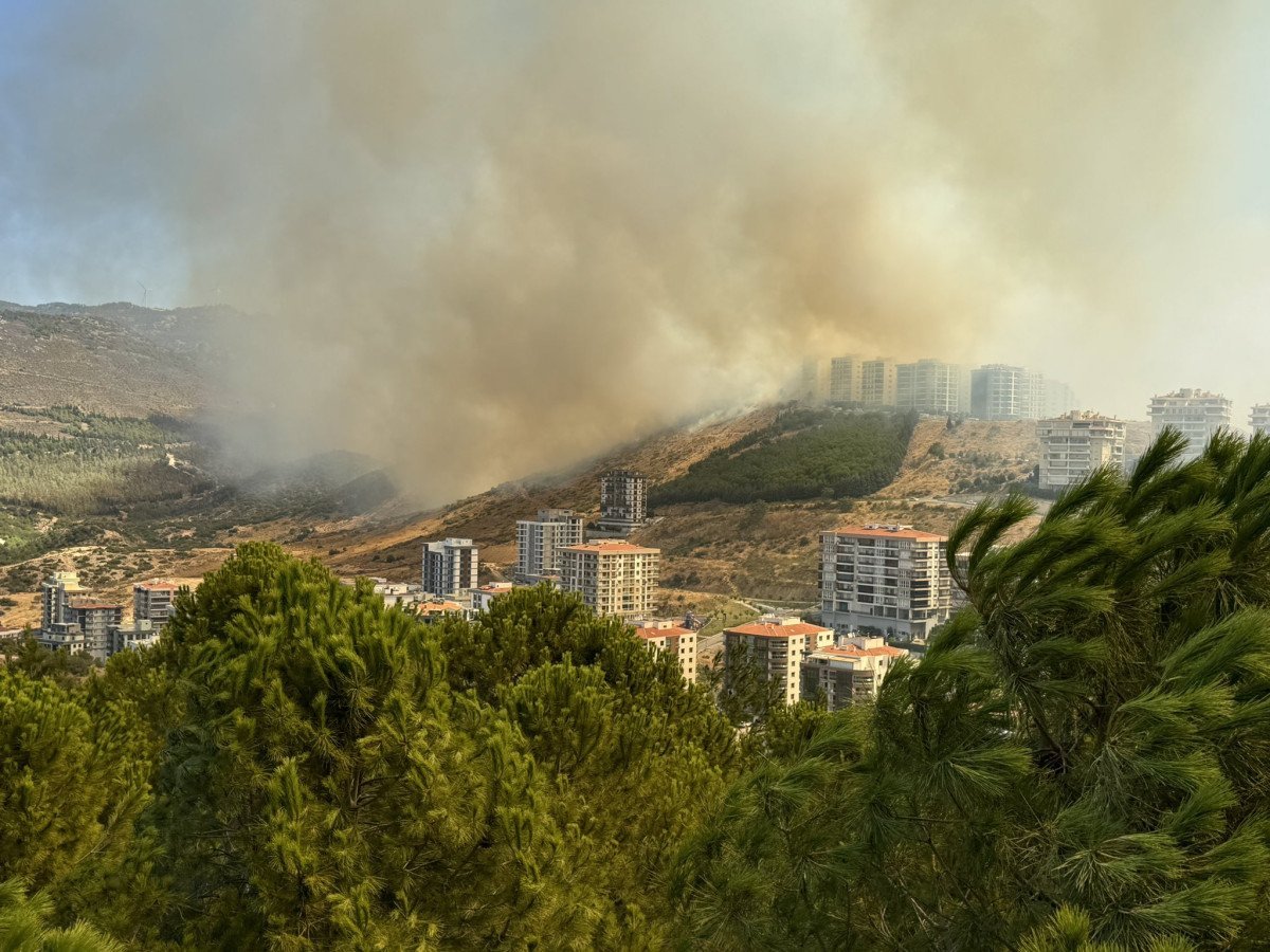 İzmir Karşıyaka'da Orman Yangınına Müdahale