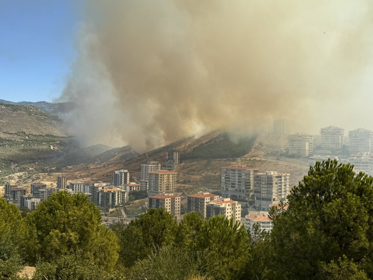 İzmir Karşıyaka'da Orman Yangınına Müdahale