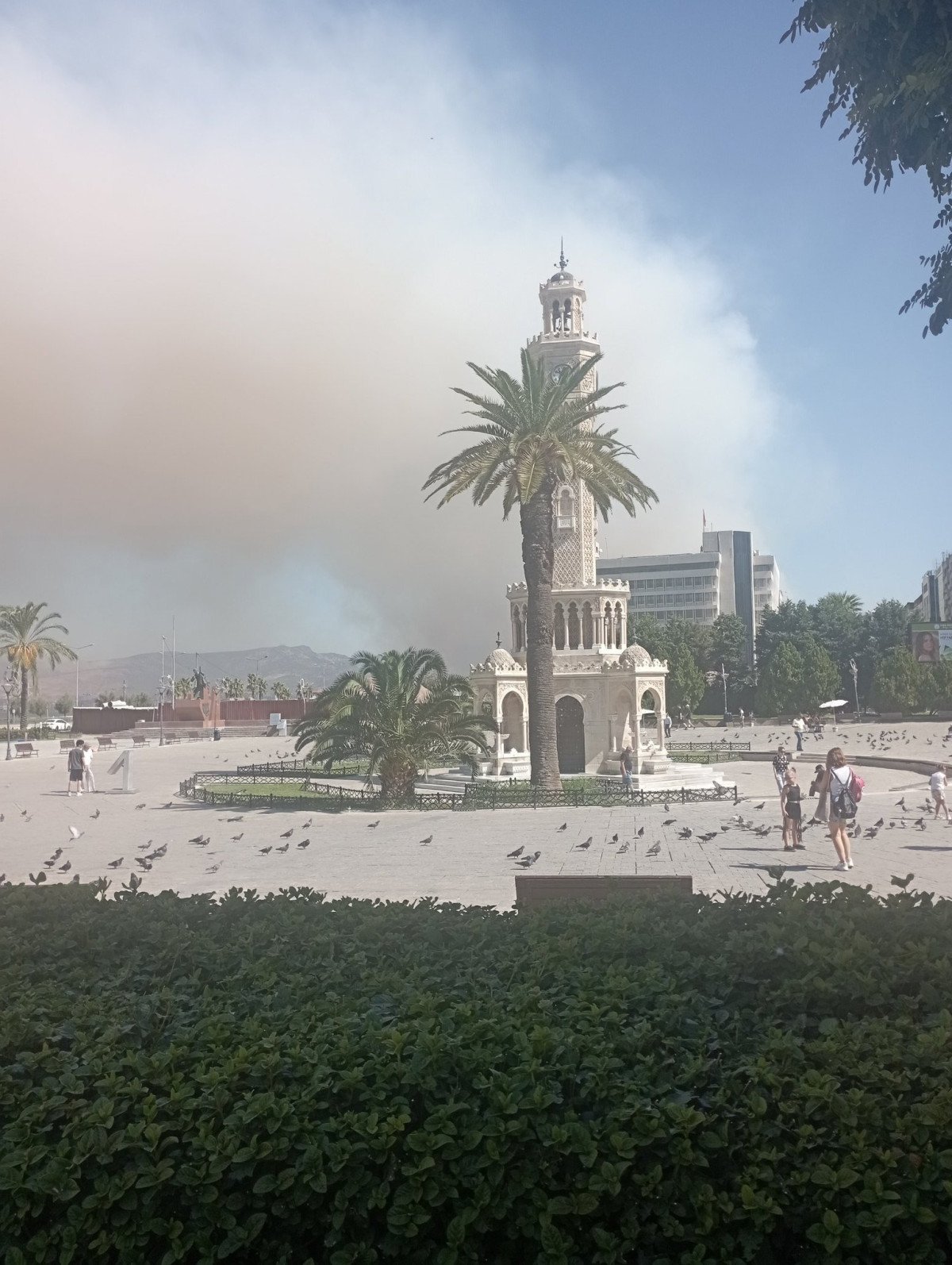 İzmir Karşıyaka'da Orman Yangınına Müdahale