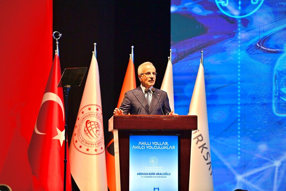 Ulaştırma ve Altyapı Bakanı Uraloğlu, Akıllı Ulaşım Sistemleri Projesinin İmza Törenine Katıldı