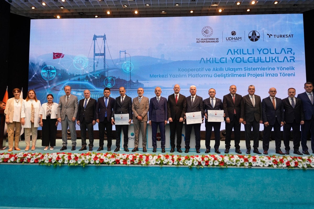 Ulaştırma ve Altyapı Bakanı Uraloğlu, Akıllı Ulaşım Sistemleri Projesinin İmza Törenine Katıldı