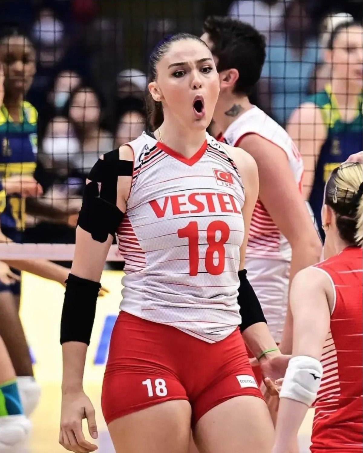 Zehra Güneş: Voleybolda Başarı ve Sosyal Medyada Yükseliş