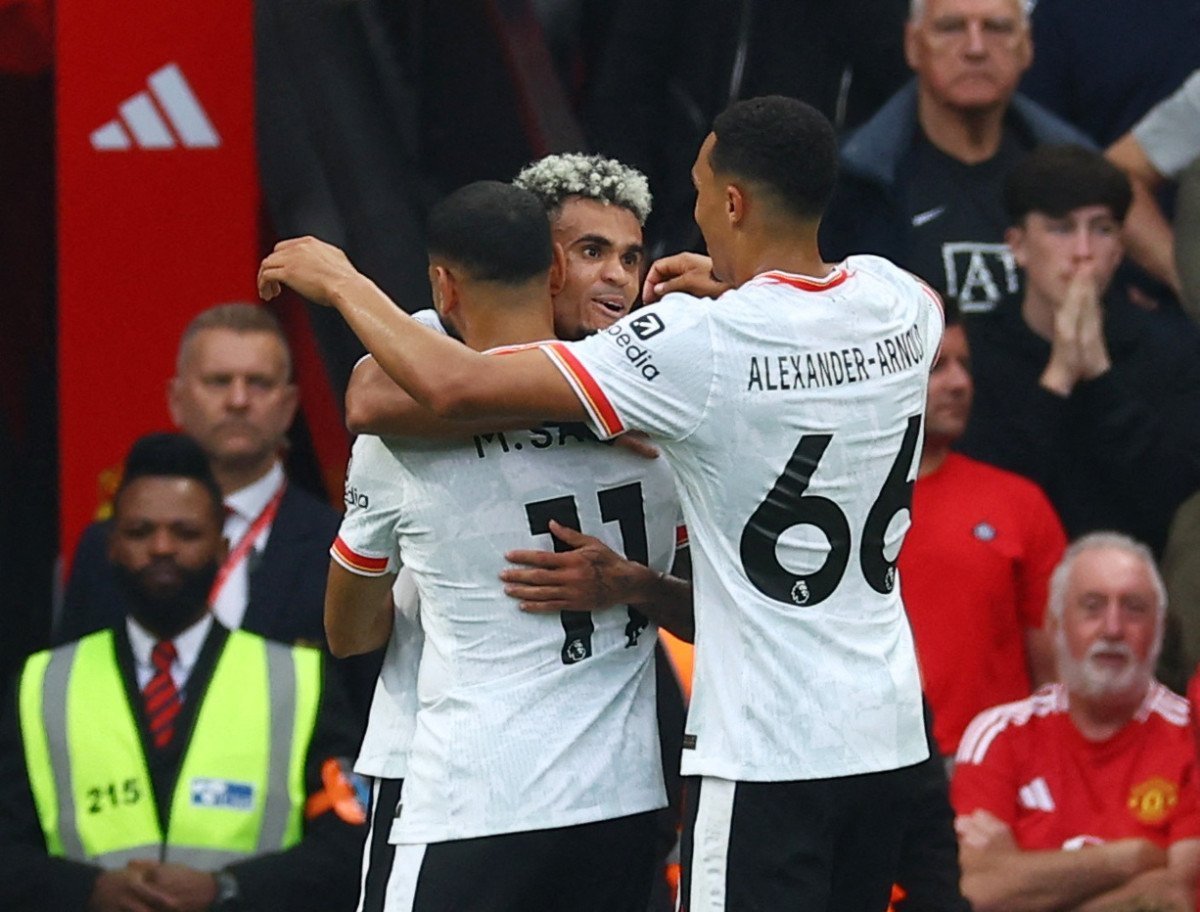 İngiltere Premier Lig'de Liverpool, Manchester United'ı 3-0 Yenerek Üst Üste Üçüncü Galibiyetini Aldı