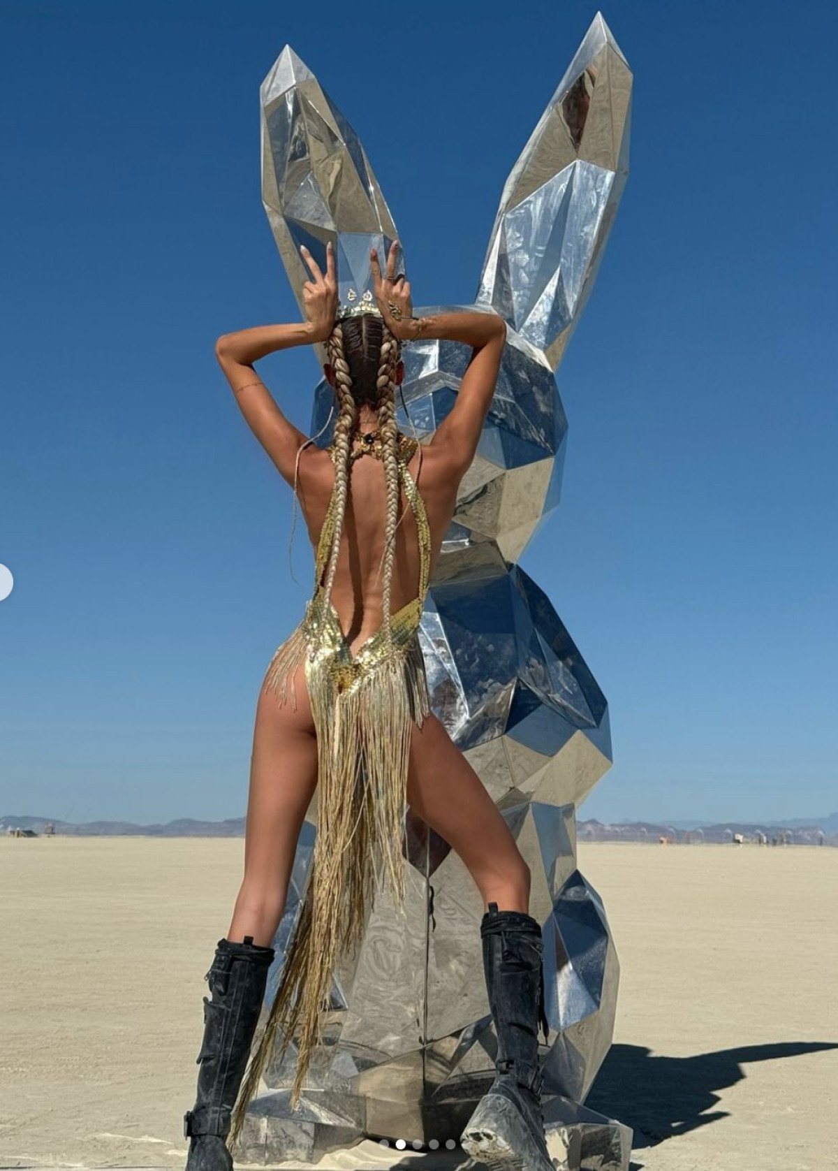 Şevval Şahin Burning Man Festivalinde Cesur Pozlar Verdi