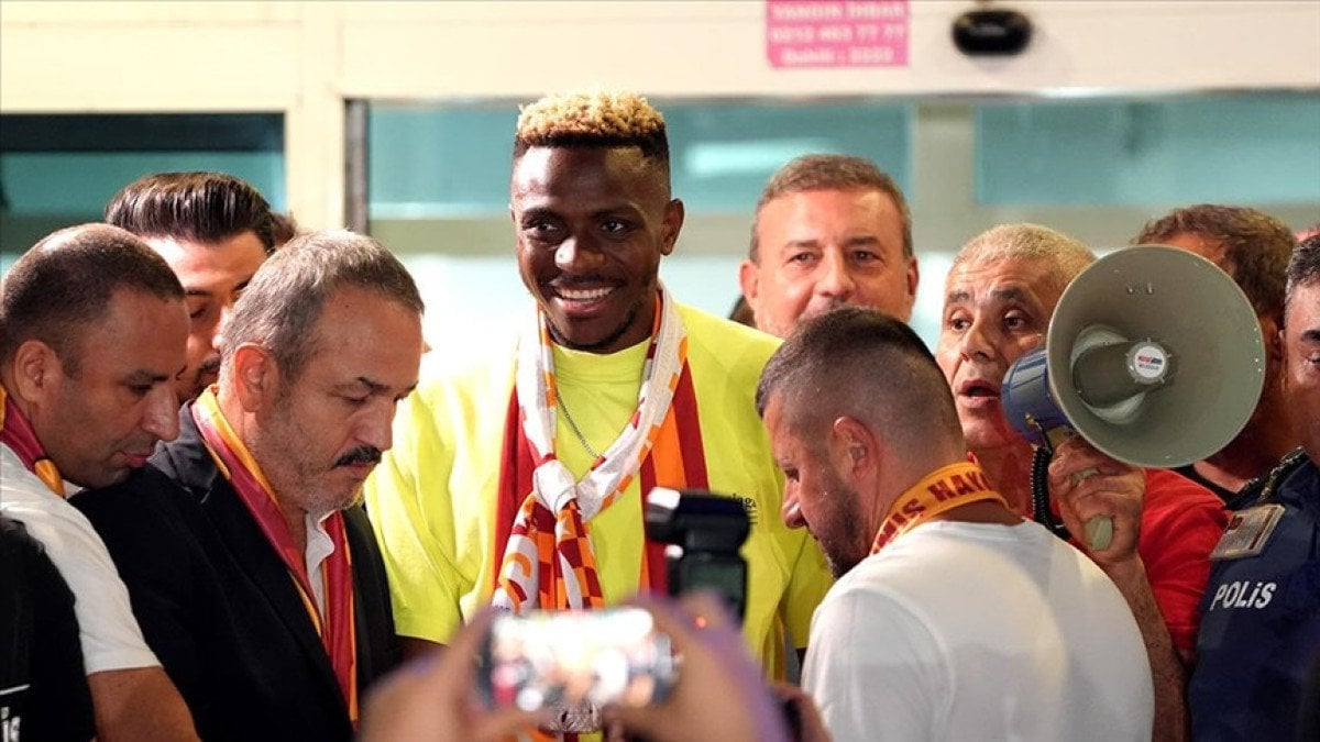 Victor Osimhen'in Galatasaray'a Kiralık Transferi ve Sözleşme Uzatma